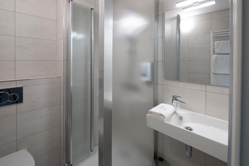 Hotel L'Ortega - Rennes St Jacques Aeroport Сен-Жак-де-ла-Ланд Экстерьер фото
